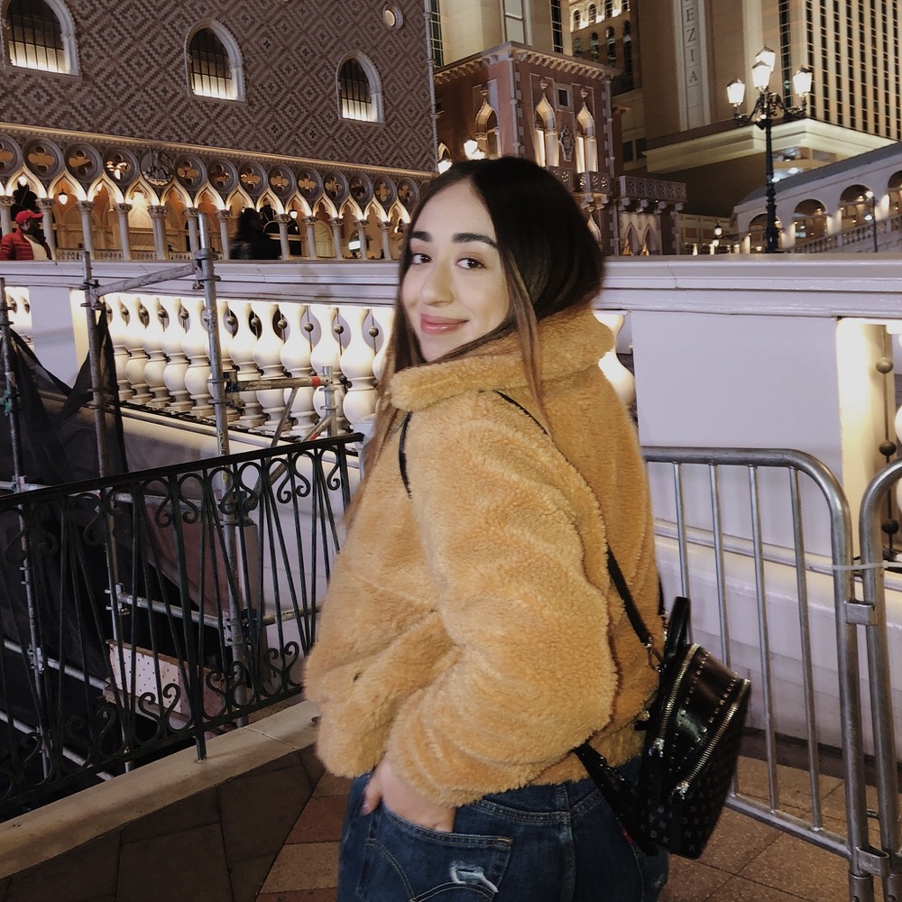 Meet your Posher, Ariana